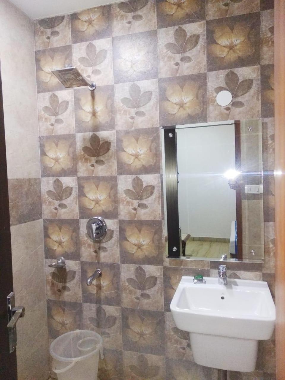 Hotel Spb 87 Near Karol Bagh Metro Station Delhi 외부 사진